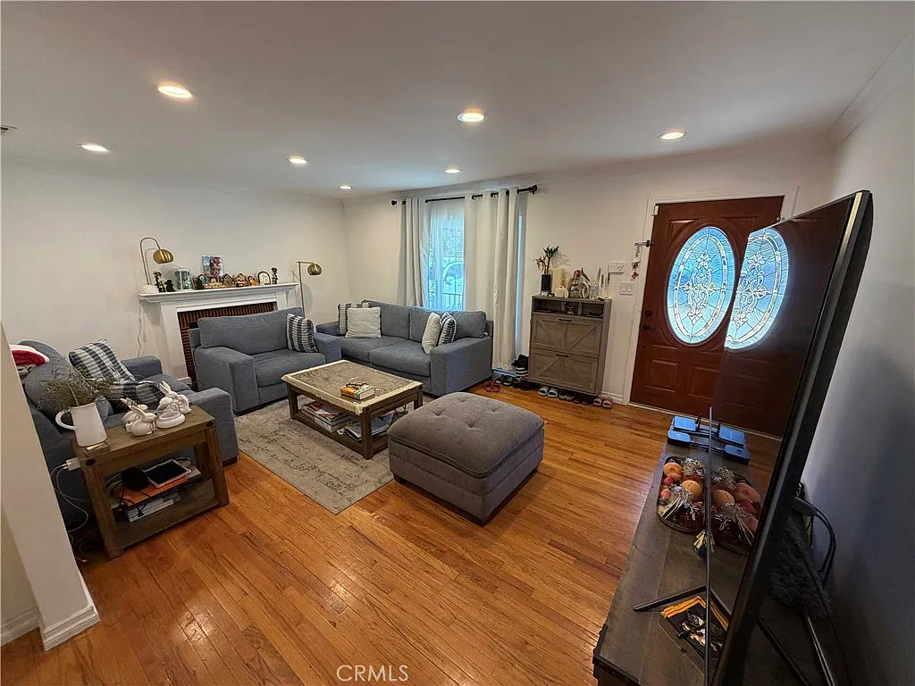 2 bed, 950 sqft, $2,999 — Photo 4