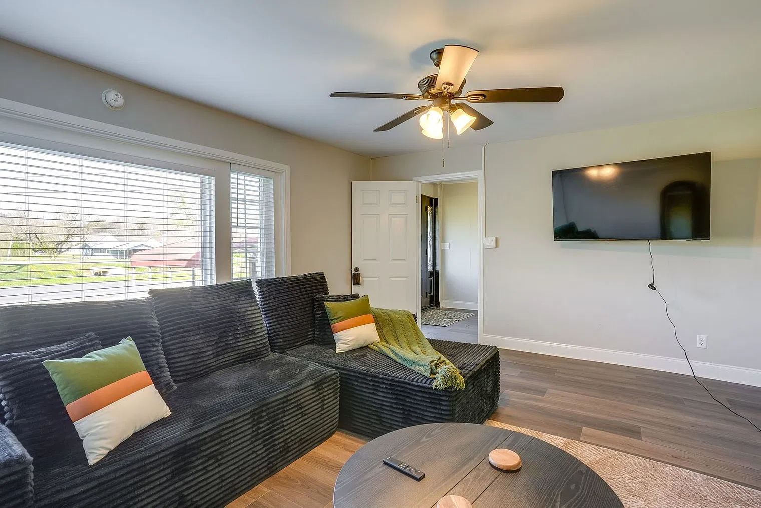 3 bed, 2.0 bath, 1194 sqft, $3,098 — Photo 4