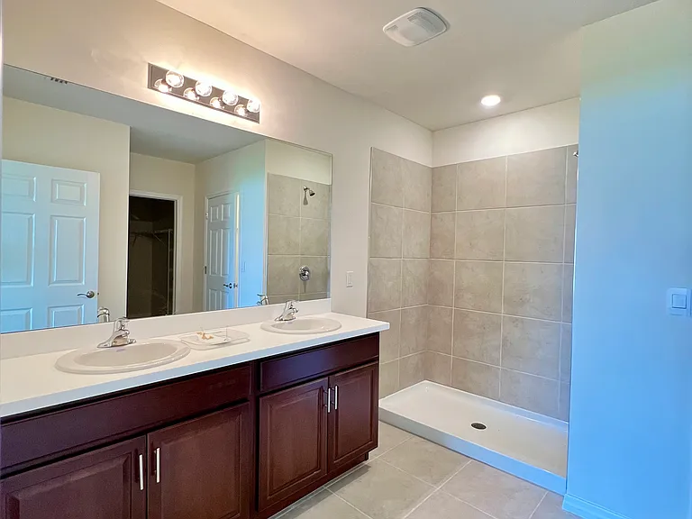 2518 NE 6th Pl — Photo 15