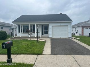 8 Thronbury Ct, Toms River, NJ 08757
