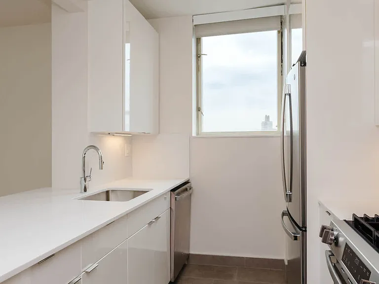 305 W 50th St #2M — Photo 26