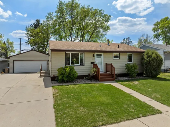 1213 Sunset Blvd, Minot, ND 58703