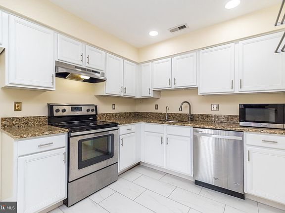 5th image of 901 Barbaras Ct