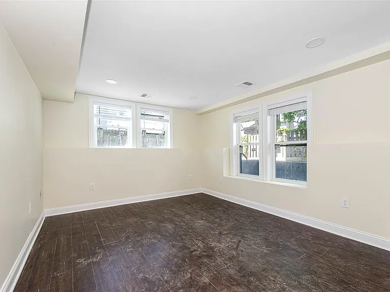 72 Stanley Ave — Photo 8