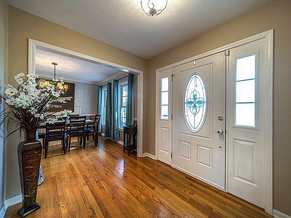 5th image of 584 Brookfield Ln