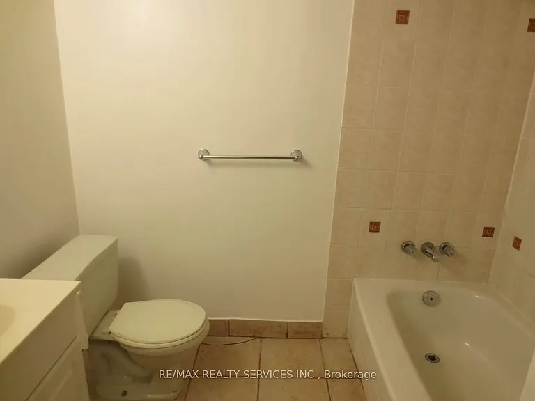 3311 Pilcom Cres — Photo 6