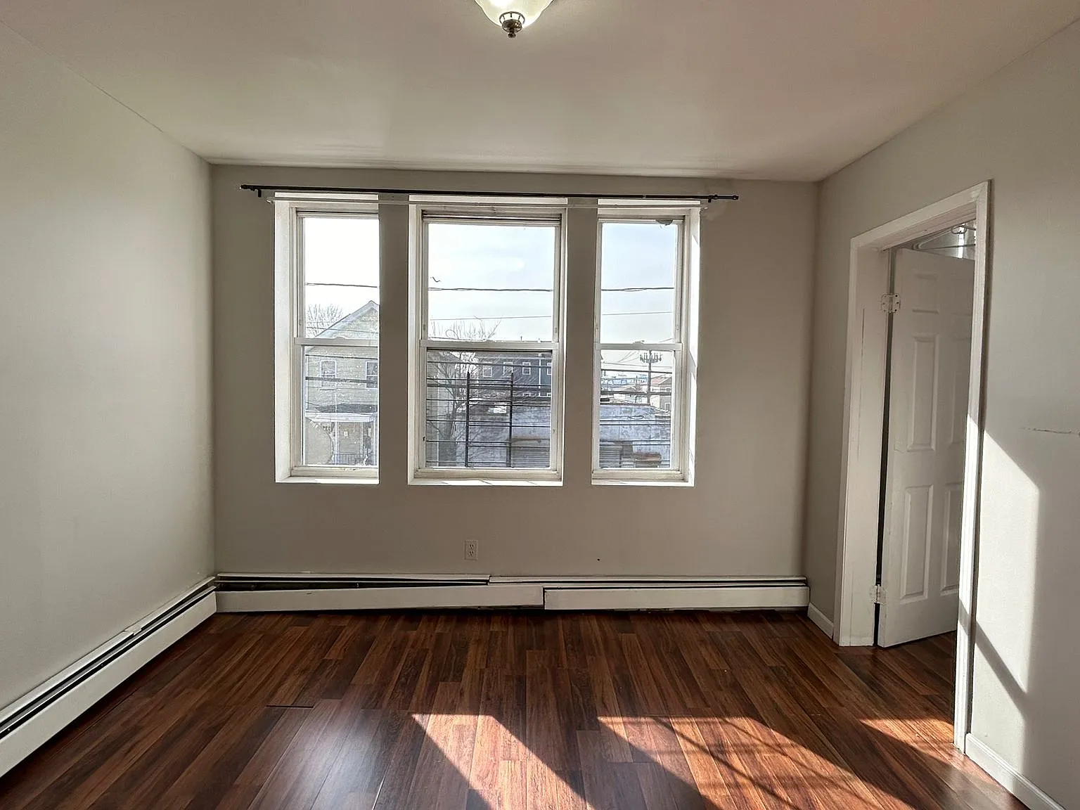 3 bed, 900 sqft, $2,500 — Photo 2