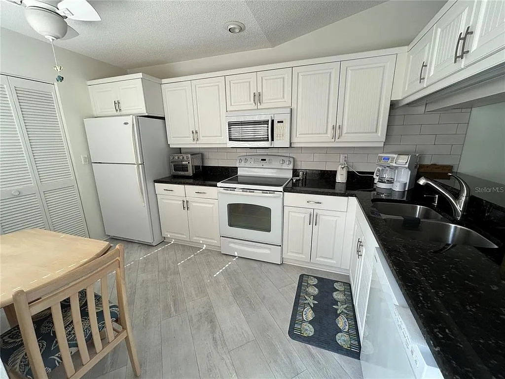 2 bed, 2.0 bath, 1272 sqft, $5,500 — Photo 2