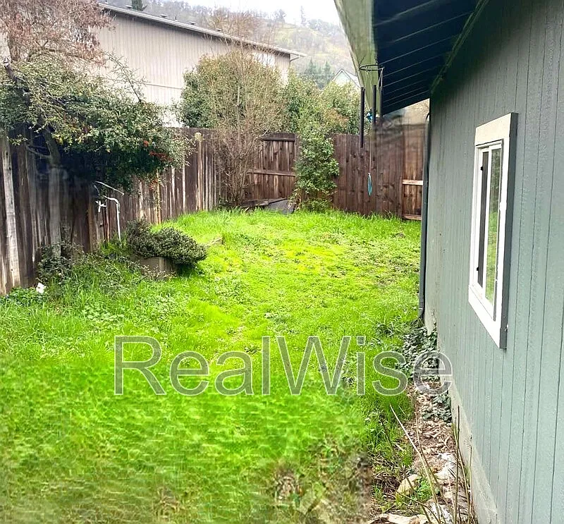 3 bed, 2.0 bath, 3360 sqft, $1,825 — Photo 3
