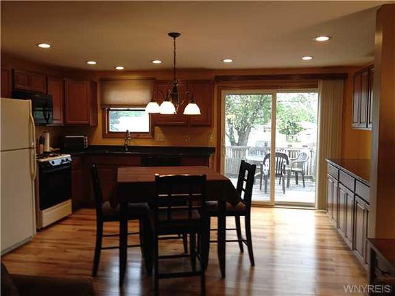 2nd image of 8 Thornwood Dr