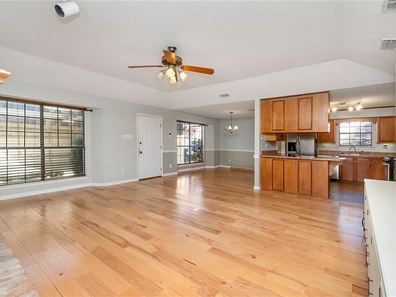 5th image of 29 Cobblestone Way W