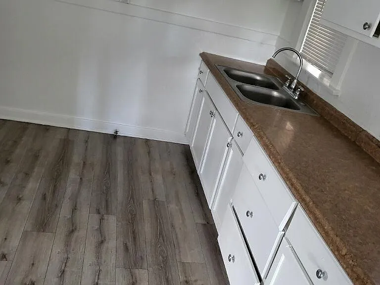 2323 N Mountain View Ave — Photo 3