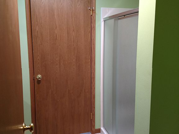 2nd bathroom with 4' shower 