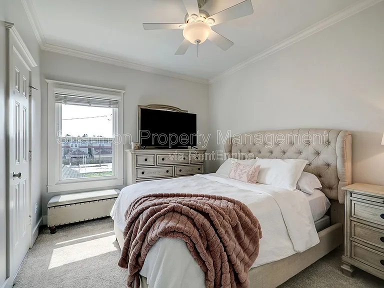 1025 W 15th 1/2 St — Photo 10
