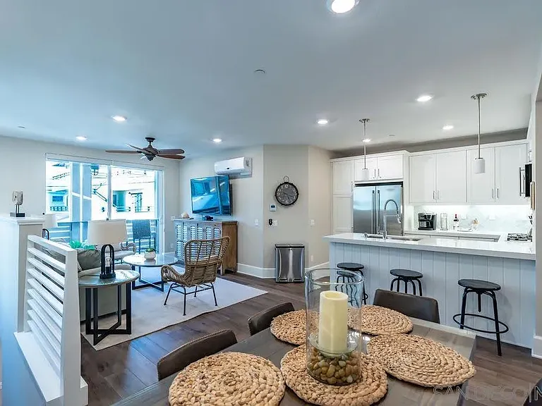 824 Jersey Ct — Photo 1