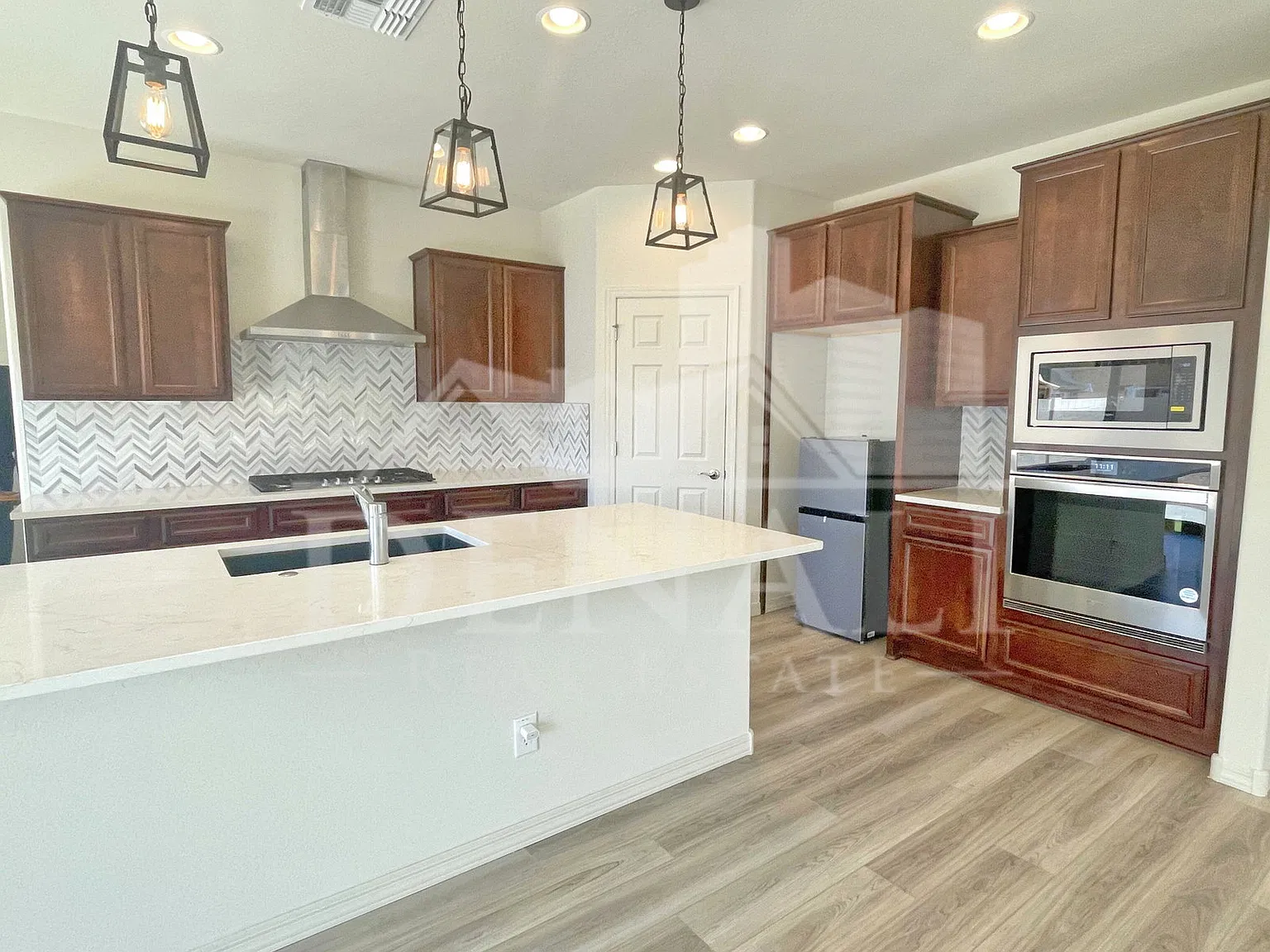 3 bed, 2.5 bath, 2446 sqft, $2,395 — Photo 2