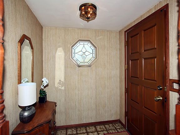 4th image of 304 Lorraine Ave
