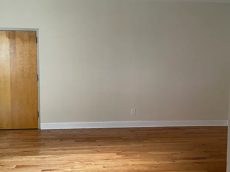 West Grace Apts — Photo 35