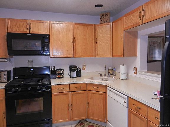3rd image of 78 Jonathan Dr