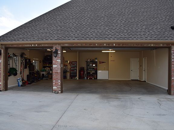 Oversized garage 31'W x 27'D