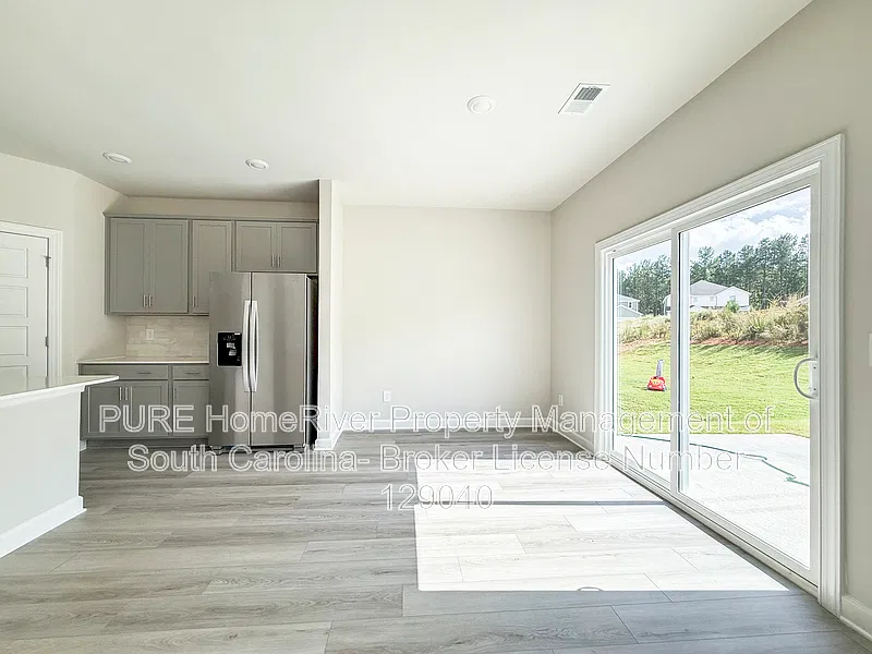 5 bed, 3.0 bath, 2674 sqft, $2,395 — Photo 4