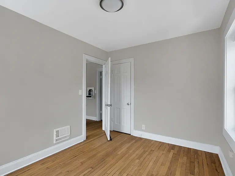 Berkshire Apartments — Photo 25