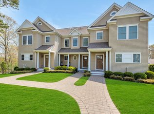 8 Canoe Place Ldg, Hampton Bays, NY 11946