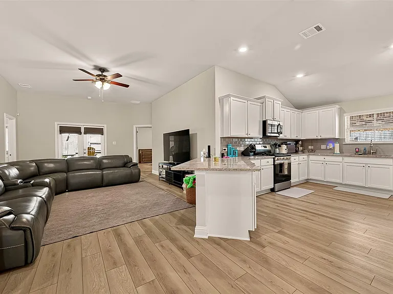 2605 Golden Palms Ln — Photo 23