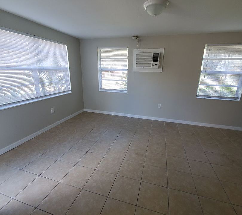 1st image of 807 1/2 W Warren St