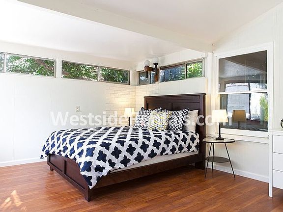 2nd image of 410 N Fairfax Ave