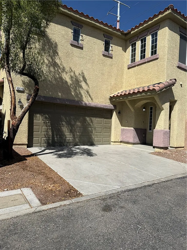 3 bed, 2.5 bath, 1849 sqft, $1,895 — Photo 1