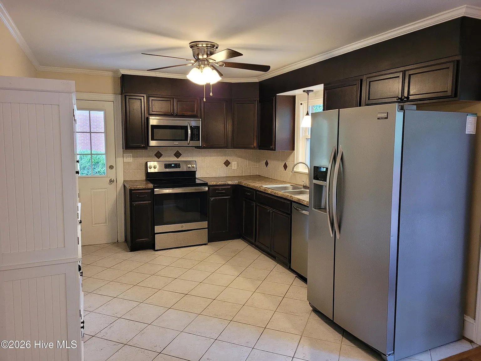 3 bed, 2.5 bath, 1418 sqft, $2,500 — Photo 3