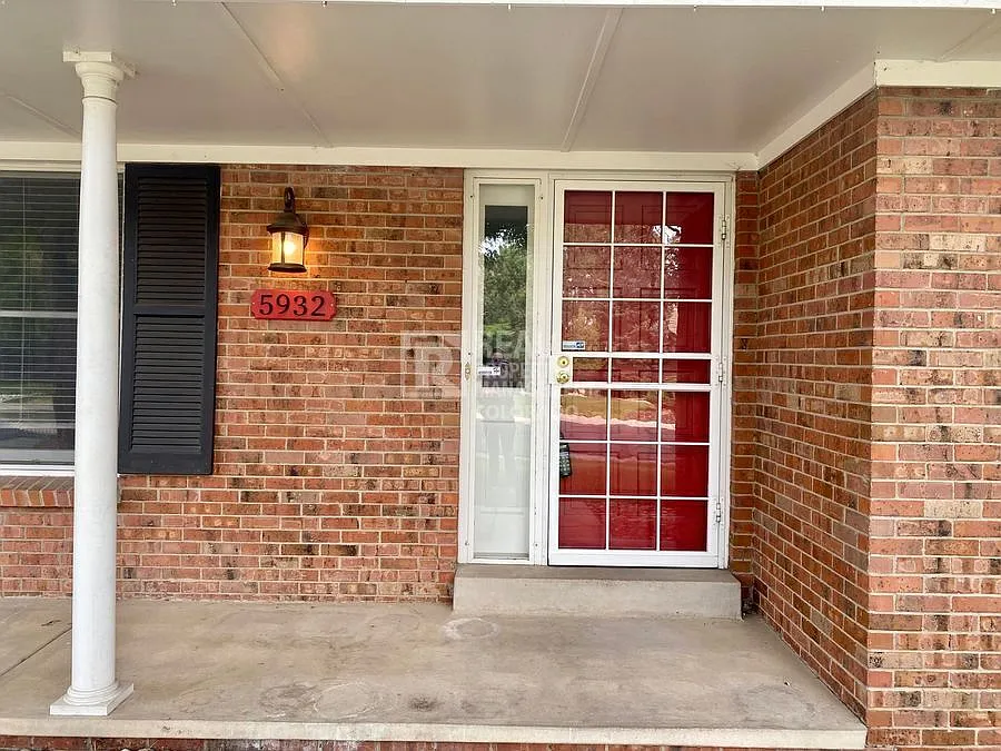 Beautiful Home in Orchard Gate | 5932 S Dayton Ct — Photo 2