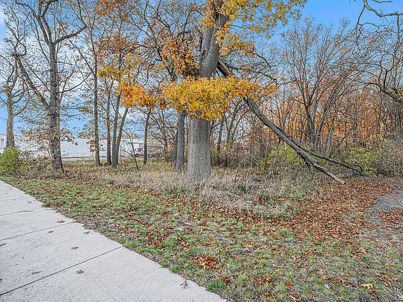 2nd image of 886 E Broadway Ave