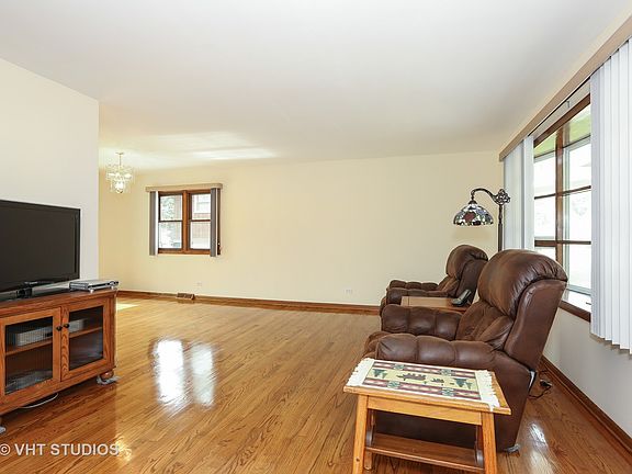 3rd image of 115 E Des Moines St