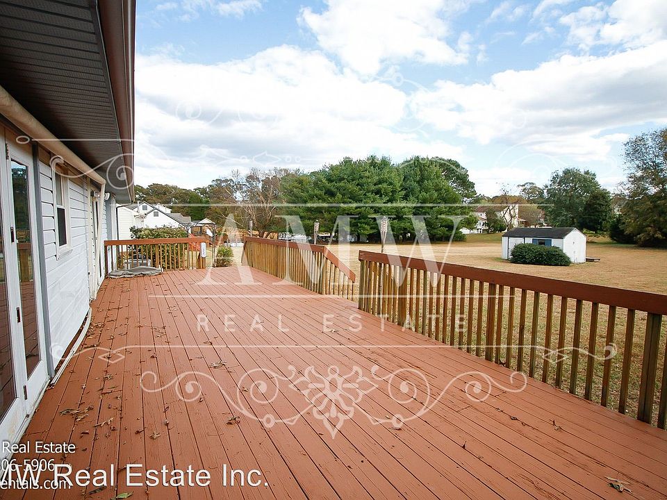 1st image of 104 Lakepoint Ct
