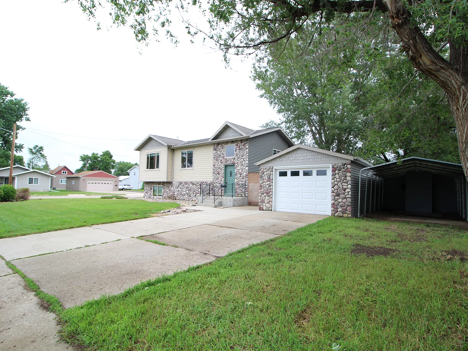 4 bed, 1976 sqft, $2,195 — Photo 2
