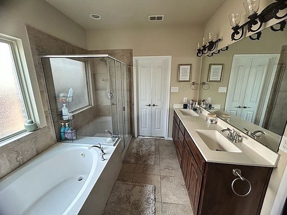 4th image of 1004 Katherine Rd