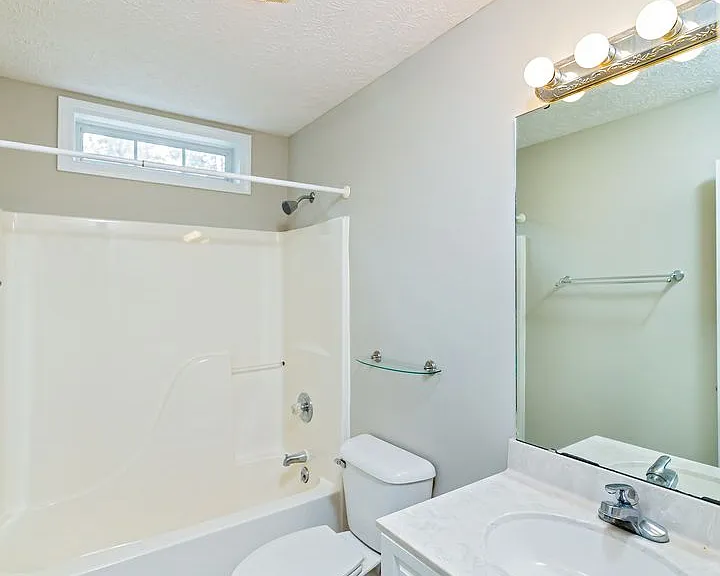 10 Hampshire Ln — Photo 32