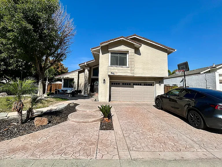 4 bed, 2.5 bath, 2100 sqft, $6,300 — Photo 1
