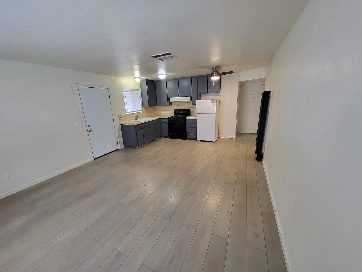 3 bed, 896 sqft, $1,675 — Photo 3