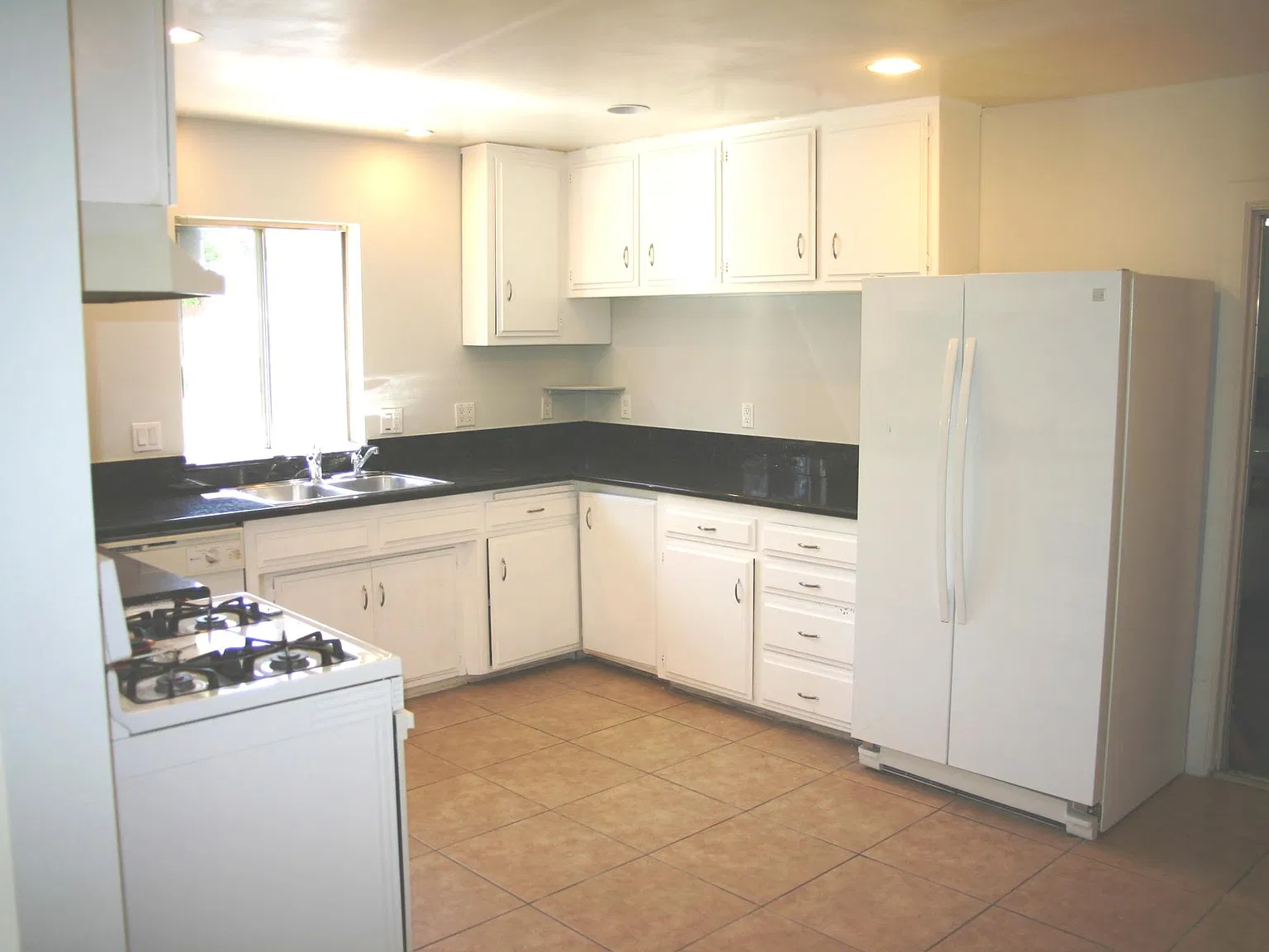 4 bed, 1330 sqft, $2,890 — Photo 3