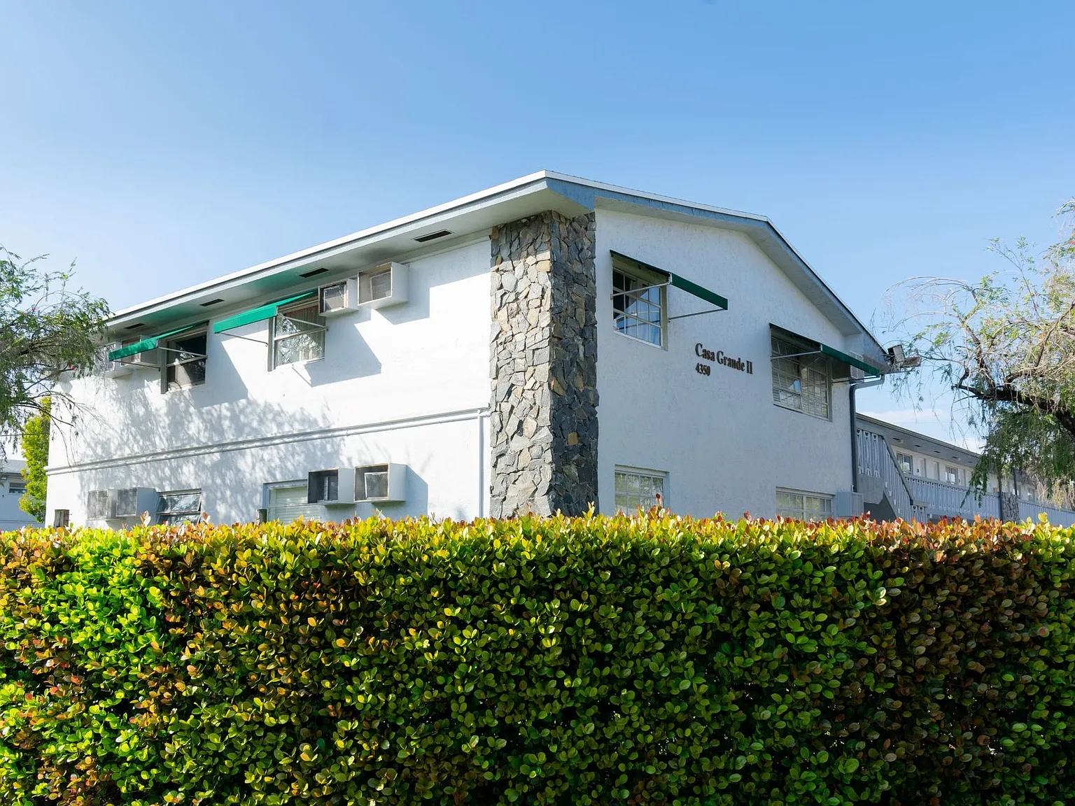 Airport Manor — Photo 2
