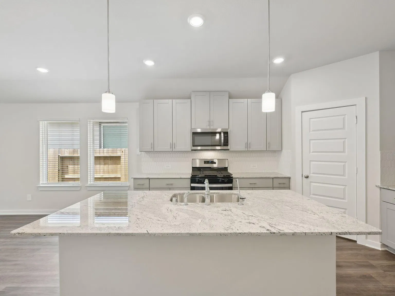 4 bed, 3.0 bath, 2012 sqft, $2,200 — Photo 4