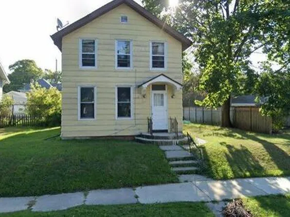 823 N 14th St, Manitowoc, WI 54220