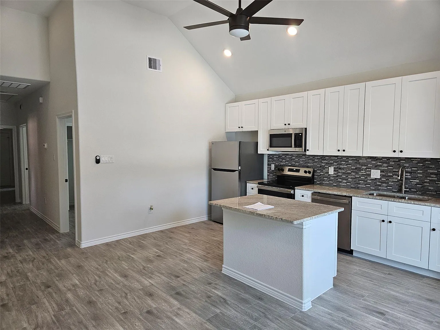 3 bed, 2.0 bath, $1,400 — Photo 2