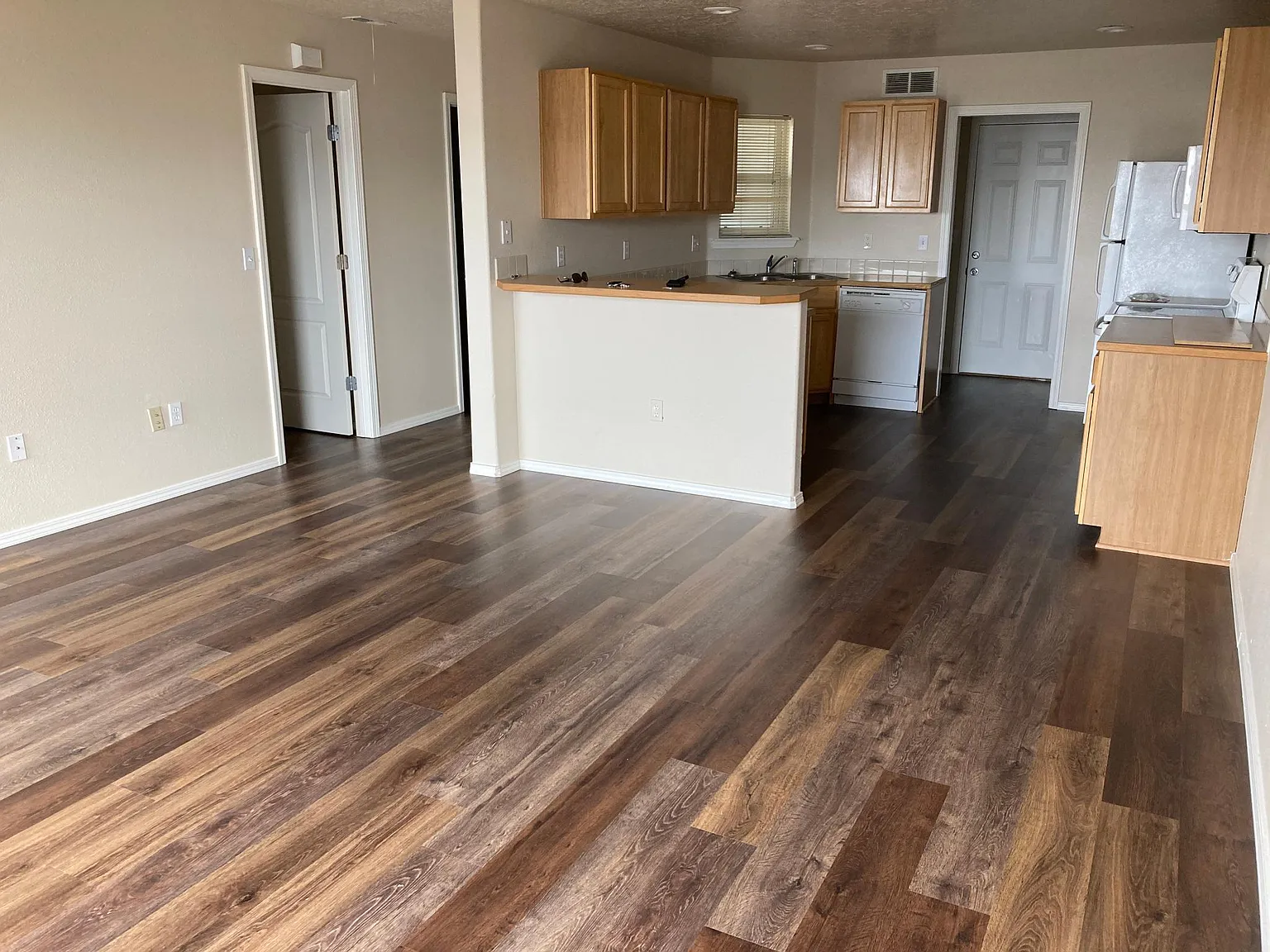106 NE Lotus Ct — Photo 3