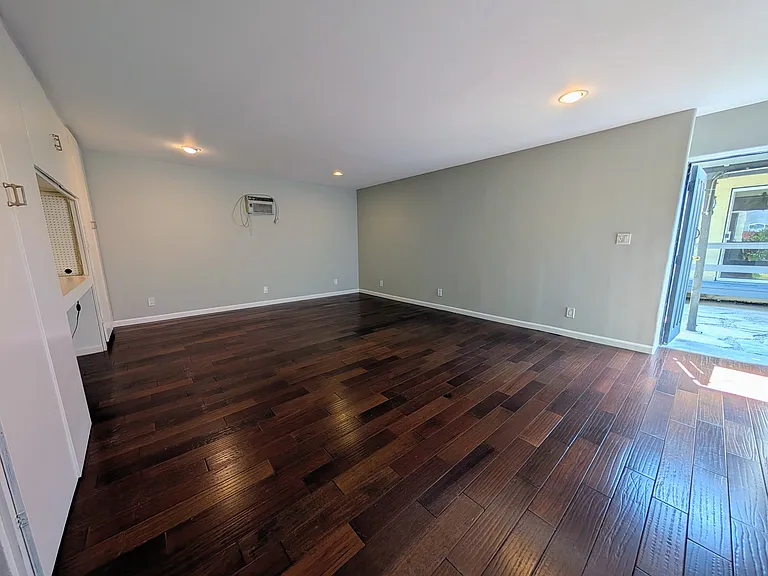 5964 Yarmouth Ave — Photo 13