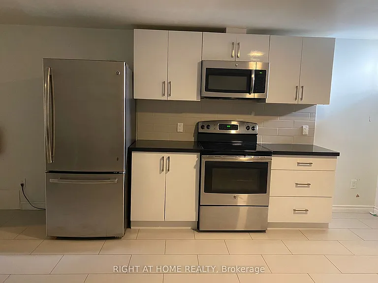 570 Bathurst St #B — Photo 2