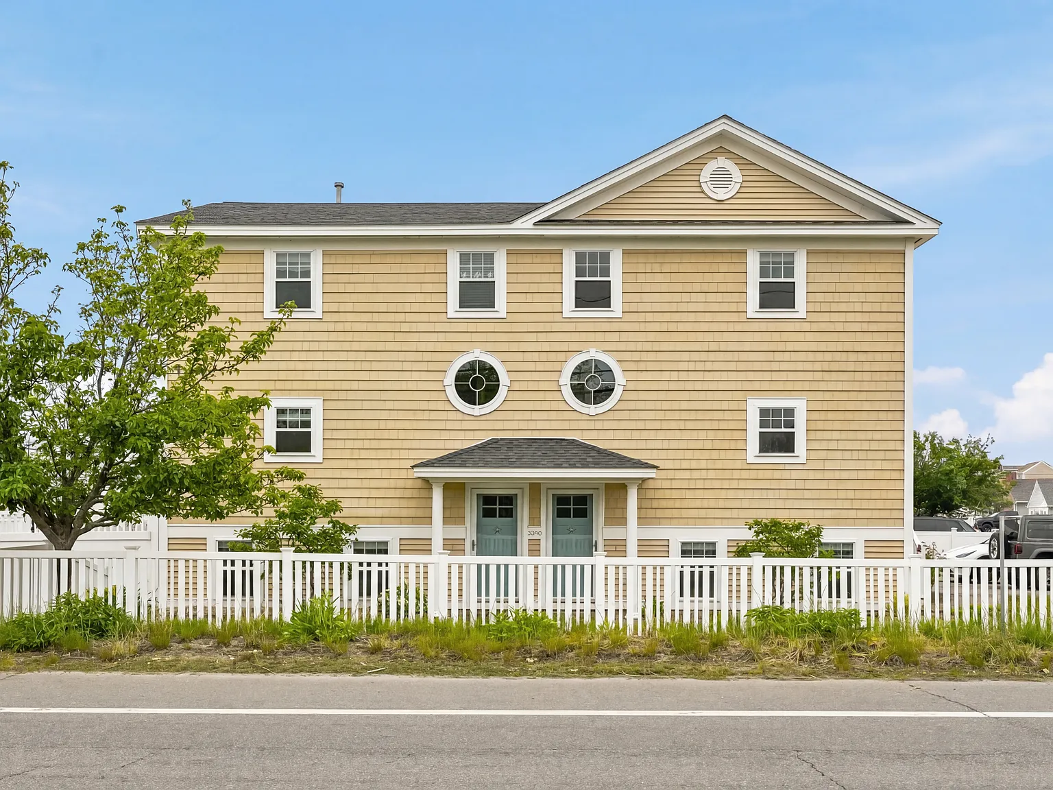 4 bed, $2,900 — Photo 1